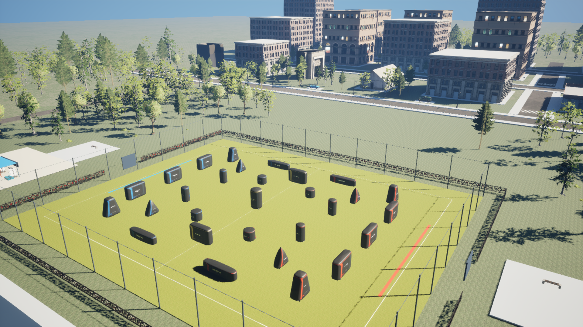 Classic Tournament Park mit symmetrischem Paintball-Feld, Fangnetzen, Bäumen und Stadtkulisse